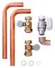 Vaillant Heizungszubehör bestehend aus zwei gebogenen Kupferrohren, zwei Ventilen sowie einem Winkelstück. Zubehörteile zur Installation und Anbindung in Heizsystemen.